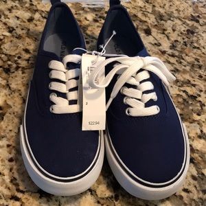 NWT Old Navy boys shoes. Size youth 2.